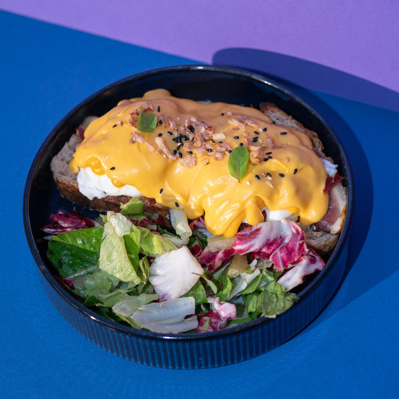 DUCK PASTRAMI EGGS BENEDICT CU PIEPT DE RAȚĂ